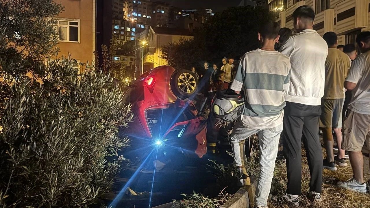 Direksiyon hakimiyetini kaybetti, otomobil kömürlüğe uçtu