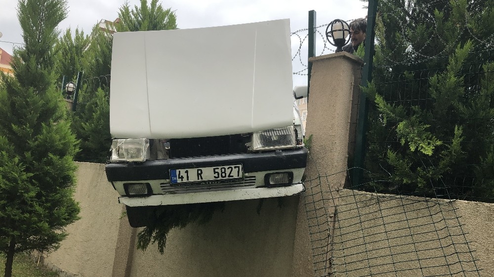 Direksiyon hakimiyetini kaybetti, sitenin bahçe duvarına girdi 