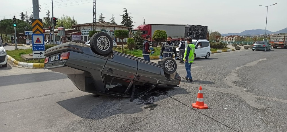 Direksiyon hakimiyetini kaybetti, takla atarak durabildi 