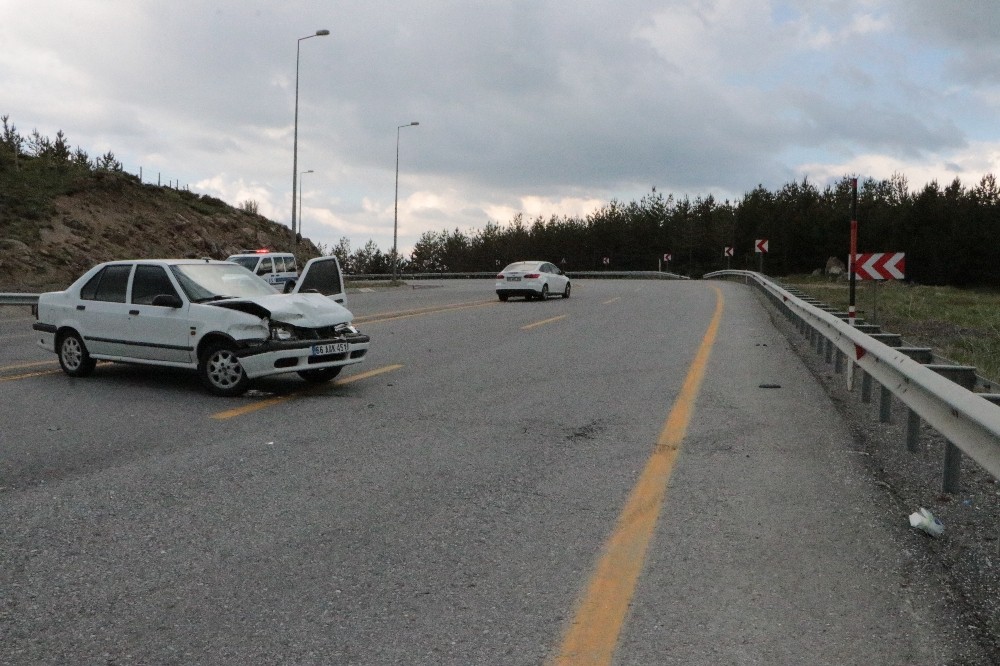Direksiyon hakimiyetini kaybolan otomobil bariyere çarptı: 3 yaralı 