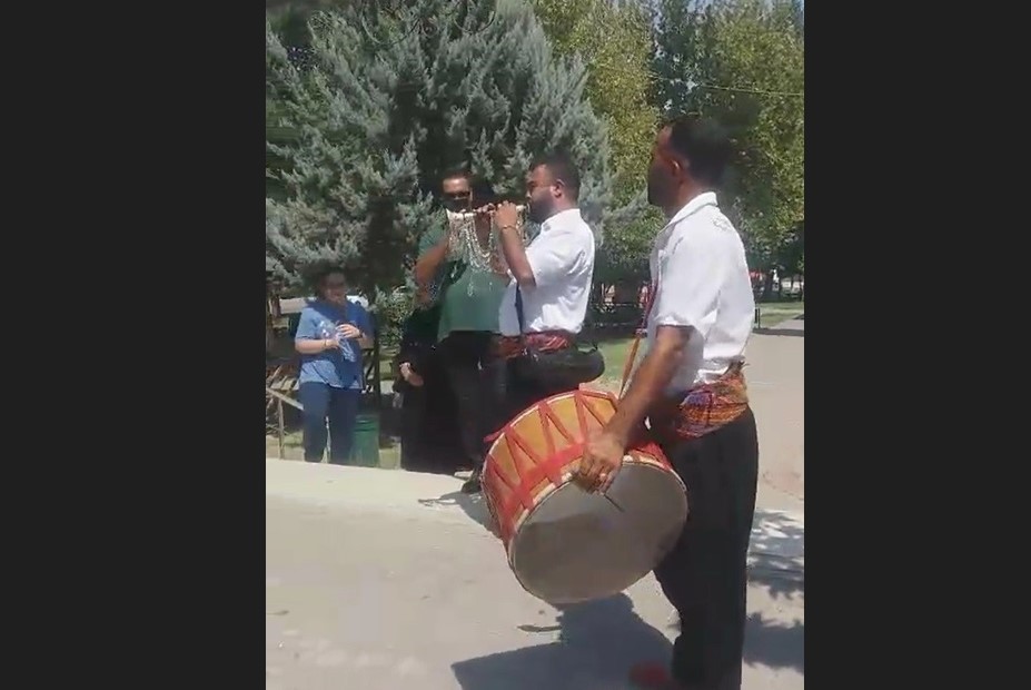 Direksiyon sınavını geçen eşini bakın nasıl karşıladı