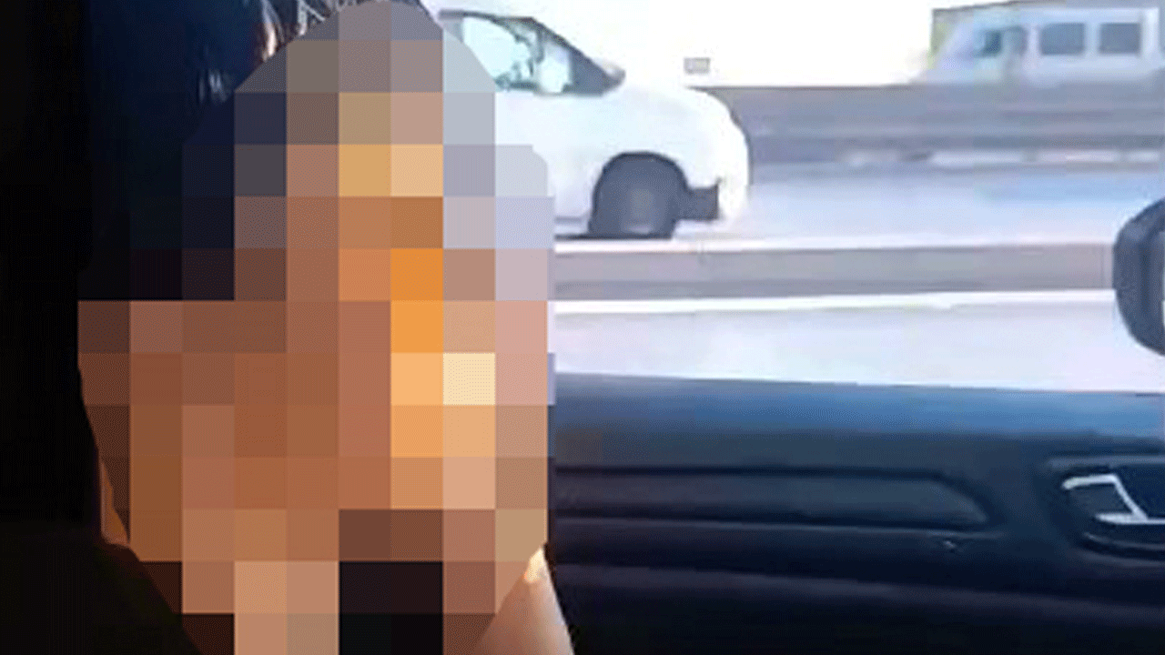 Direksiyona bile zor yetişiyor: Küçük çocuk otomobil kullanırken görüntülendi!