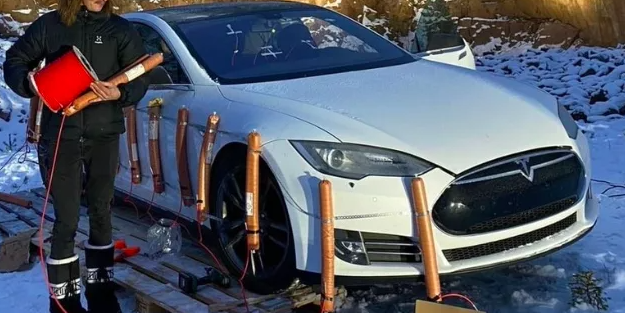 Direksiyona Elon Musk'ı oturttu, otomobili havaya uçurdu!