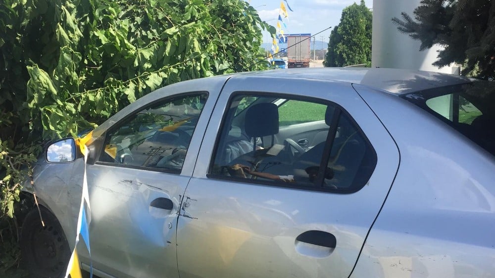 Direksiyonda rahatsızlandı, petrol ofisinin bahçesine daldı 
