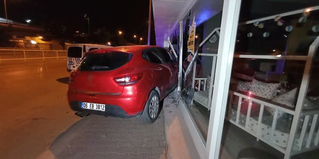 Direksiyonda sızdı, otomobiliyle dükkana daldı