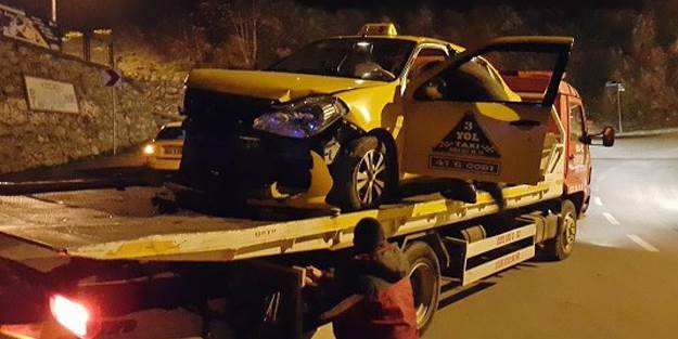 Direksiyonu kilitlenen ticari taksi duvara çarptı