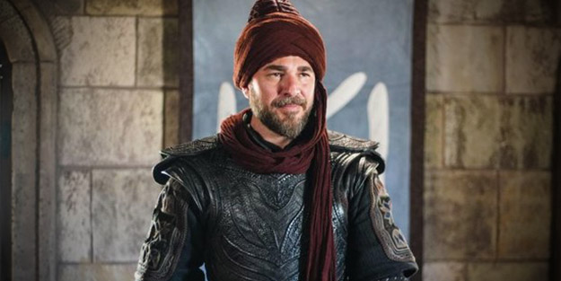 Diriliş Ertuğrul hayranı Pakistanlı çocuklarla görüşen Düzyatan'a anlamlı hediye! Üzerinde 