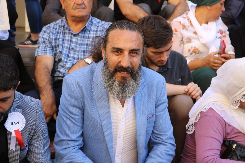 ’Diriliş Ertuğrul’ oyuncusu Hanifi Koç’tan ailelere destek ziyareti 