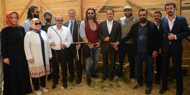 Diriliş oyuncularından Malazgirt kutlaması