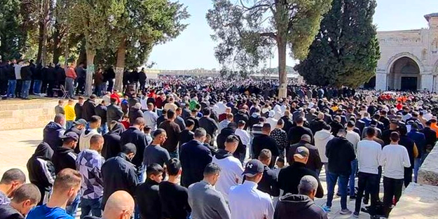 Dirilişe vesile olsun: 50 bin müslüman Mescidi Aksa'da Cuma namazı kıldı...