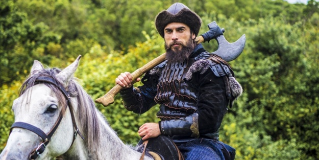 Diriliş'in Turgut Alp'inin fotoğrafı hayranlarını şaşırttı