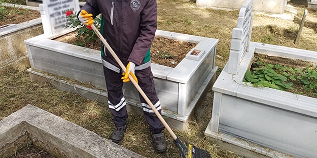Diriye hizmet götürmeyen ölüye götürür mü? CHP'li İBB mezarlıkları bakımsız bıraktı
