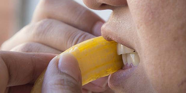 Diş beyazlatmanın kolay yolları! Tehlike çanları çalıyor diyorsanız: Her ne yapıyorsanız bırakın, eksik etmeyin