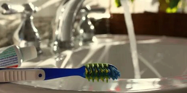 Diş fırçanızı bir hafta diğer elinizle kullanırsanız bakın ne oluyor!