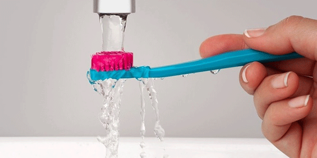 Diş fırçasını sakın ama sakın ıslatmayın! Herkes yanlış biliyormuş