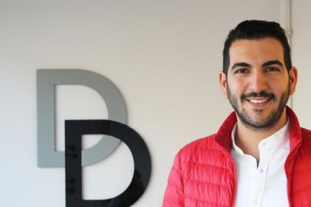 Diş tellerinde şeffaf plak 