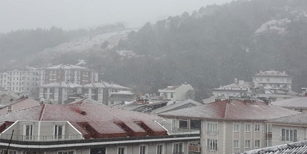 Dışarı çıkacaklar dikkat! İstanbul'da beklenen kar yağışı başladı