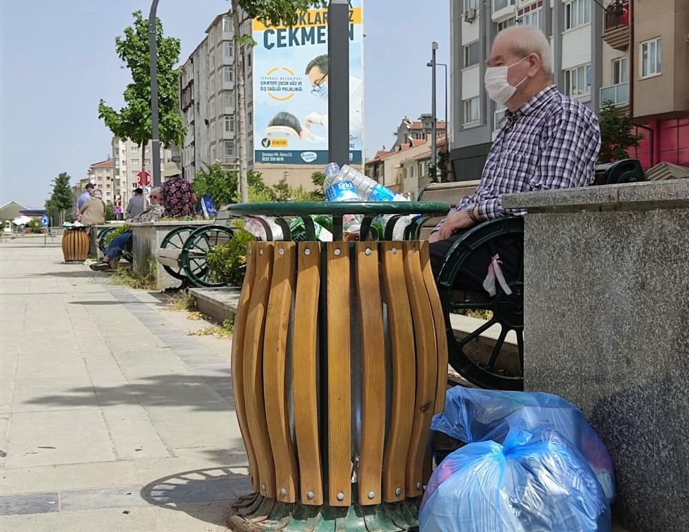Dışarı çıkan 65 yaş üstünün ‘çöp’ şaşkınlığı 