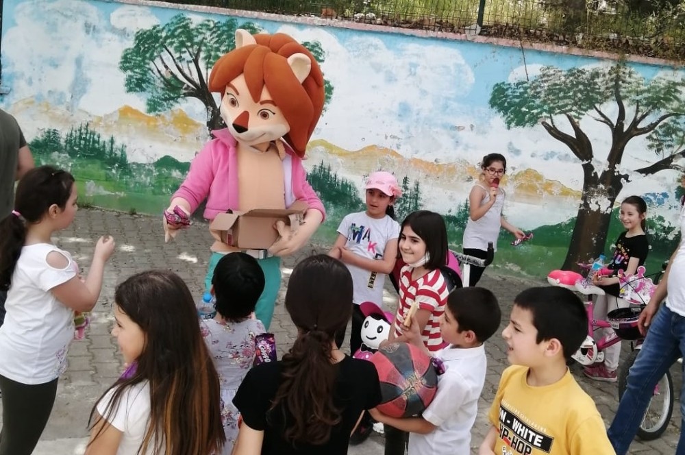 Dışarı çıkan çocuklara dondurma sürprizi 
