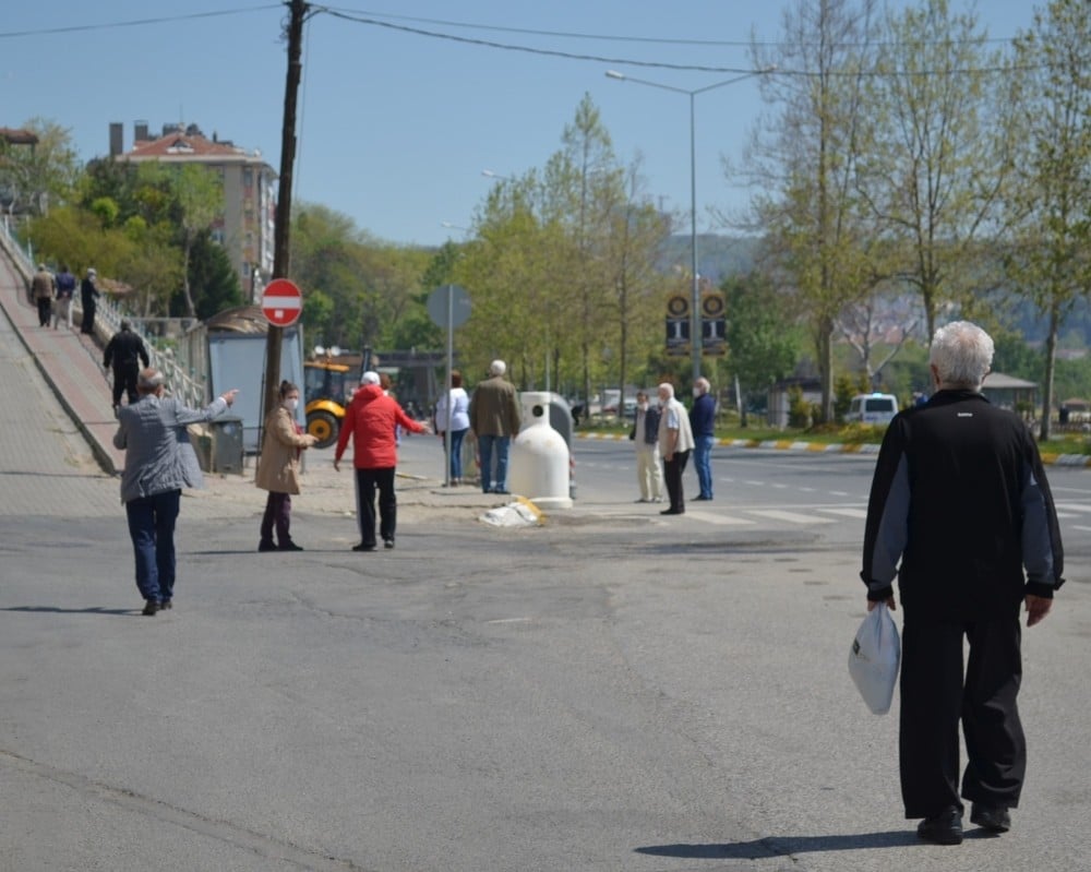 Dışarı çıkan yaşlılar: 