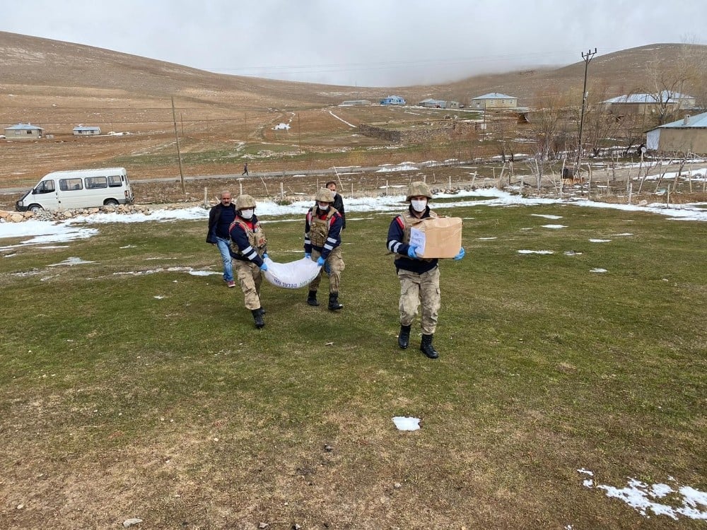 Dışarı çıkmaları kısıtlanan vatandaşların ihtiyaçlarını jandarma karşılıyor 