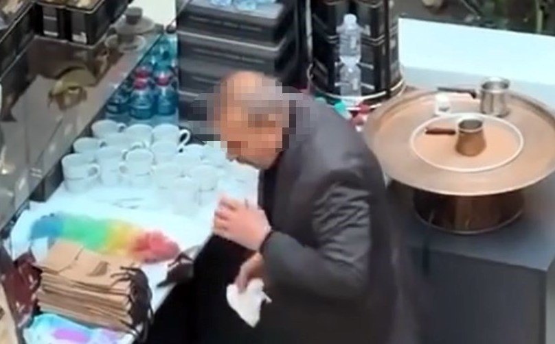 Dışarıda kahve içmeye tövbe ettirmişti! Fincana tükürmesiyle gündeme gelen işletmeciden ilginç savunma! Senin ağzın ne söylüyor böyle Hacı abi