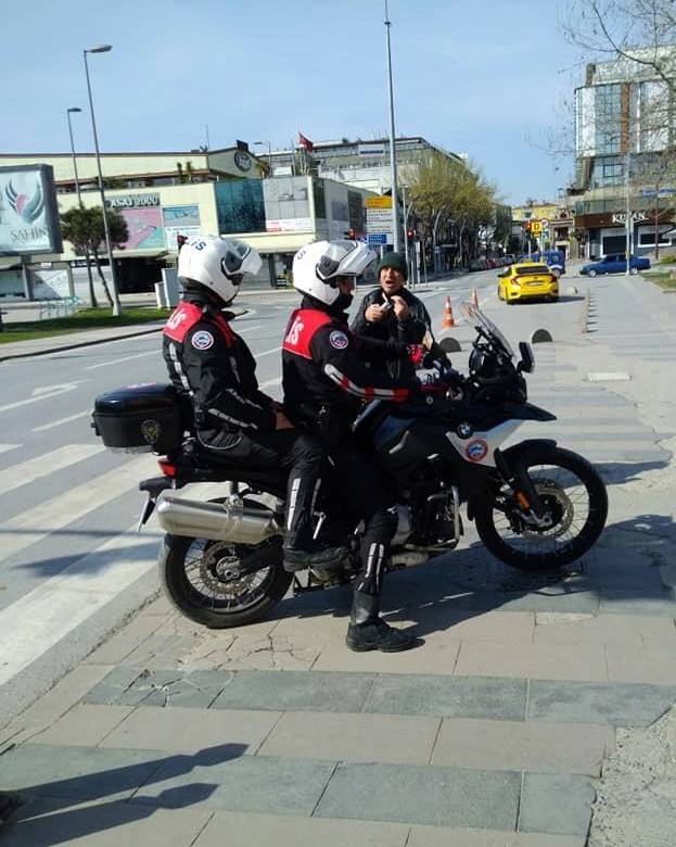Dışarıya çıkan 65 yaş üstü vatandaşlar polis ekiplerince uyarıldı 