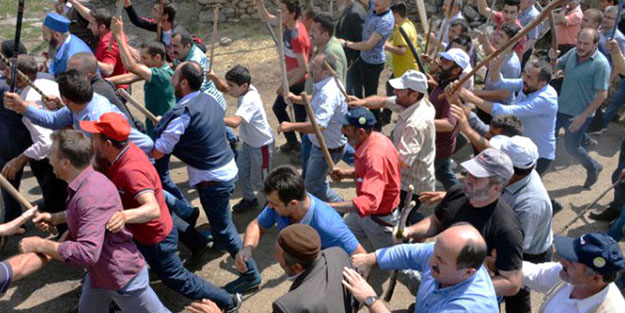 ''Dişe diş, kana kan intikam'' diyen köylüler ellerine sopa alarak kavgaya koştu!