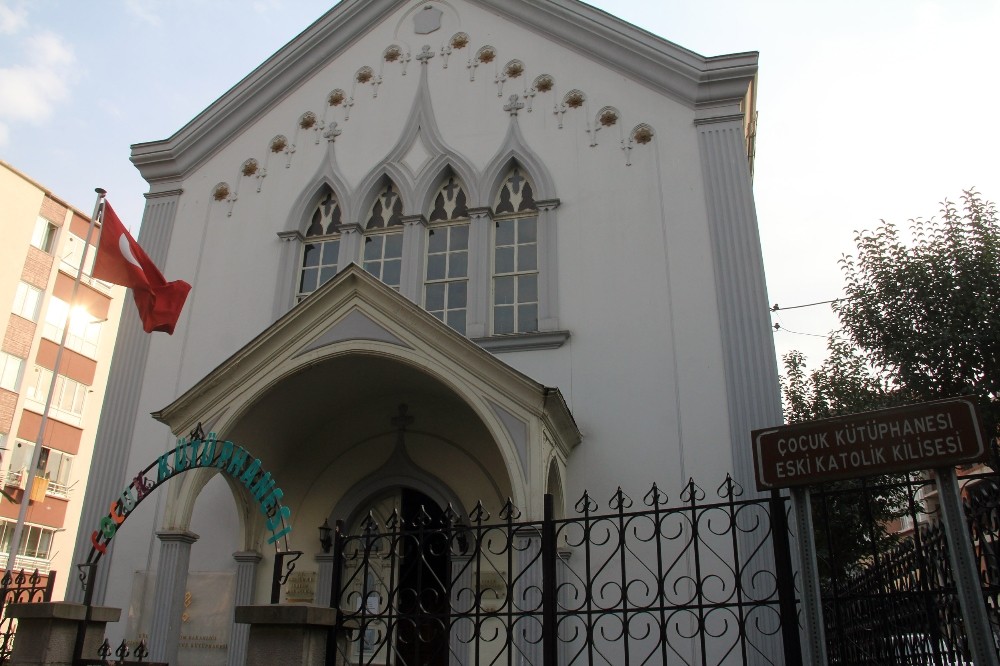 Dışı kilise içi kütüphane 