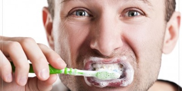 Dişinizi fırçaladıktan sonra ağzınızı suyla çalkalamayın! Çünkü...