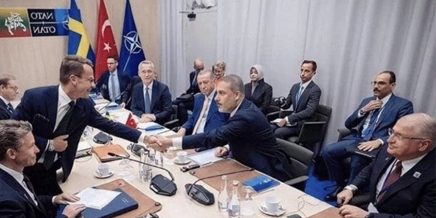Dışişleri Bakanı Hakan Fidan, İsveç Başbakanı ile koltuğundan kalkmadan tokalaştı, sosyal medya yıkıldı