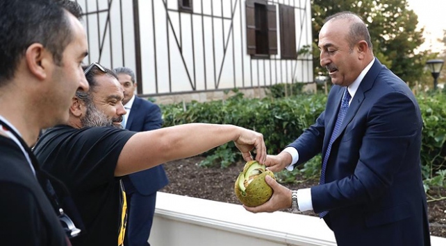 Dışişleri Bakanı Mevlüt Çavuşoğlu gazetecilere kavun ikram etti
