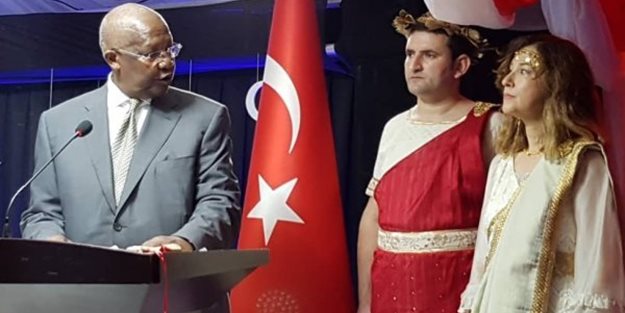 Dışişleri'nden Romalı kıyafeti giyen Uganda Büyükelçinin skandal görüntüsüne soruşturma!