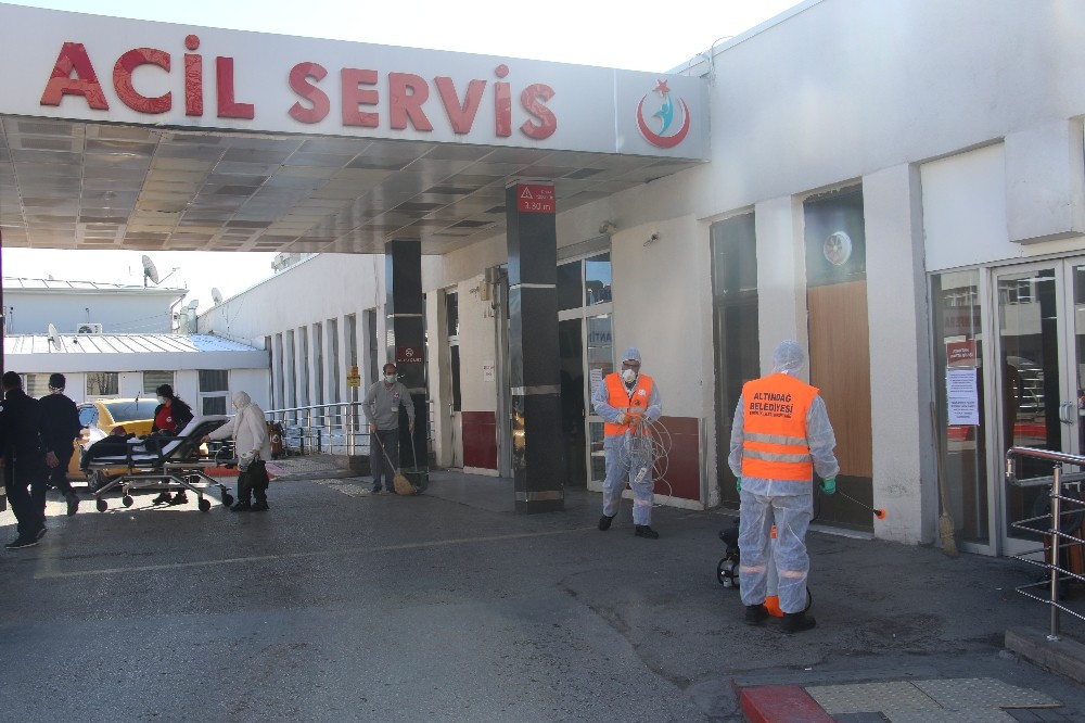 Dışkapı Yıldırım Beyazıt Eğitim ve Araştırma Hastanesi’nde dezenfeksiyon işlemi 