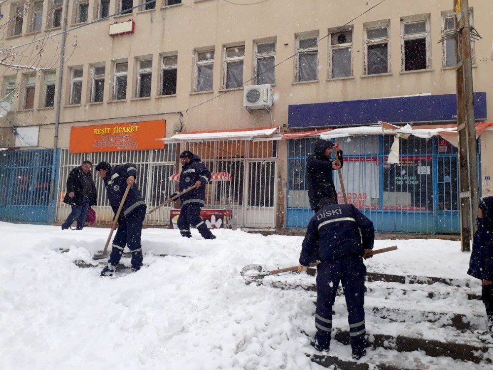 DİSKİ ekiplerinden kar temizleme çalışmalarına destek 