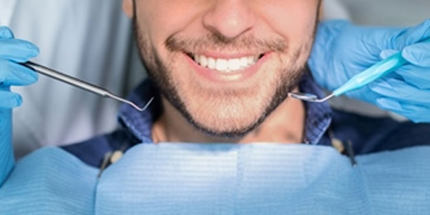 Dişleri doğal yollarla beyazlatmak için teknikler