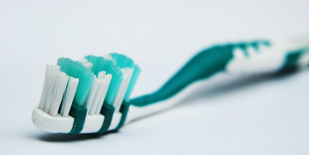 Dişlerini fırçalarken diş fırçasını yuttu!