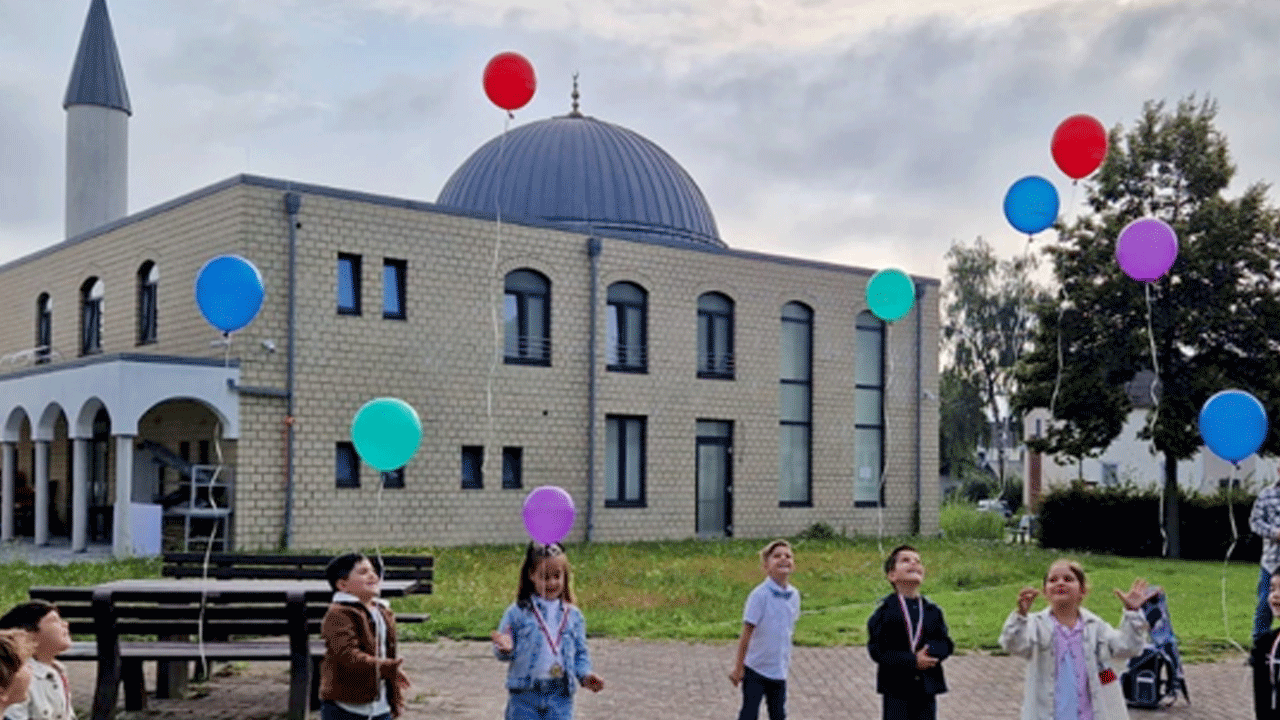 Türklerin ve Müslümanların Almanya'daki yeni buluşma adresi: DİTİB'e bağlı Yeşil Cami, dualarla ibadete açıldı