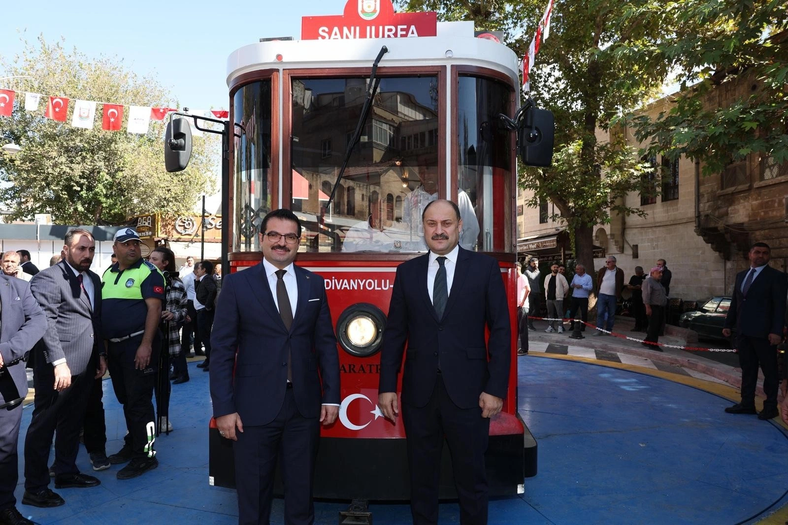 Divanoğlu trafiğe kapatıldı, nostaljik tramvay hizmete girdi
