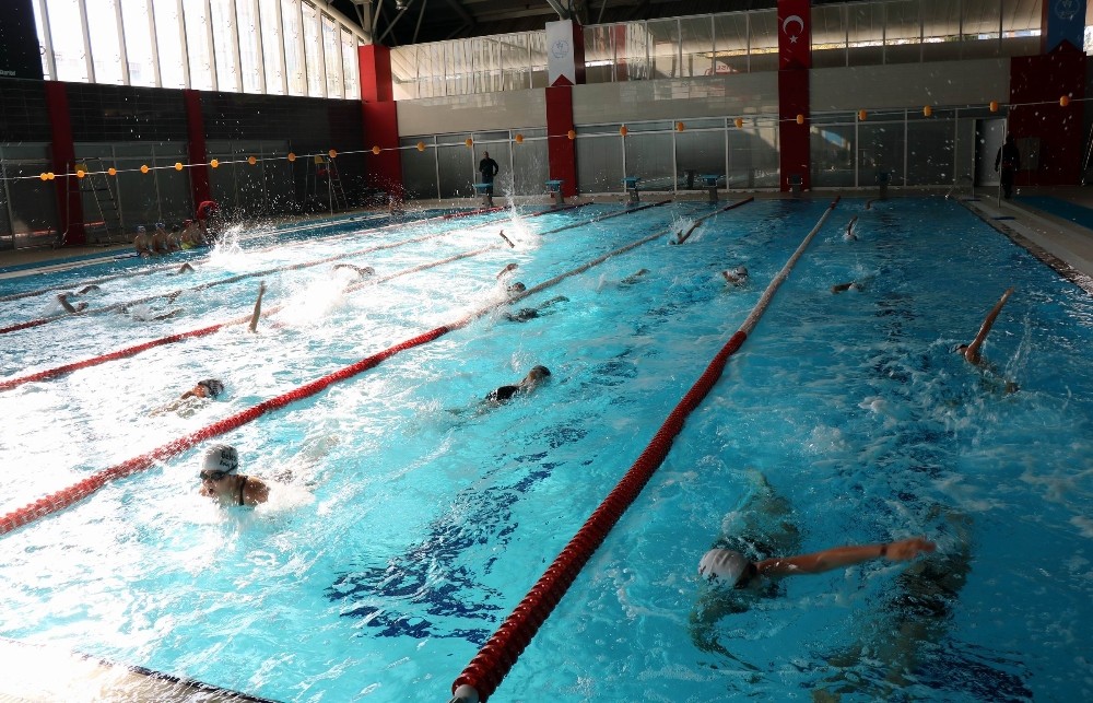 Diyabetli çocuklar yüzerek şekeri yenmeye çalışıyor 
