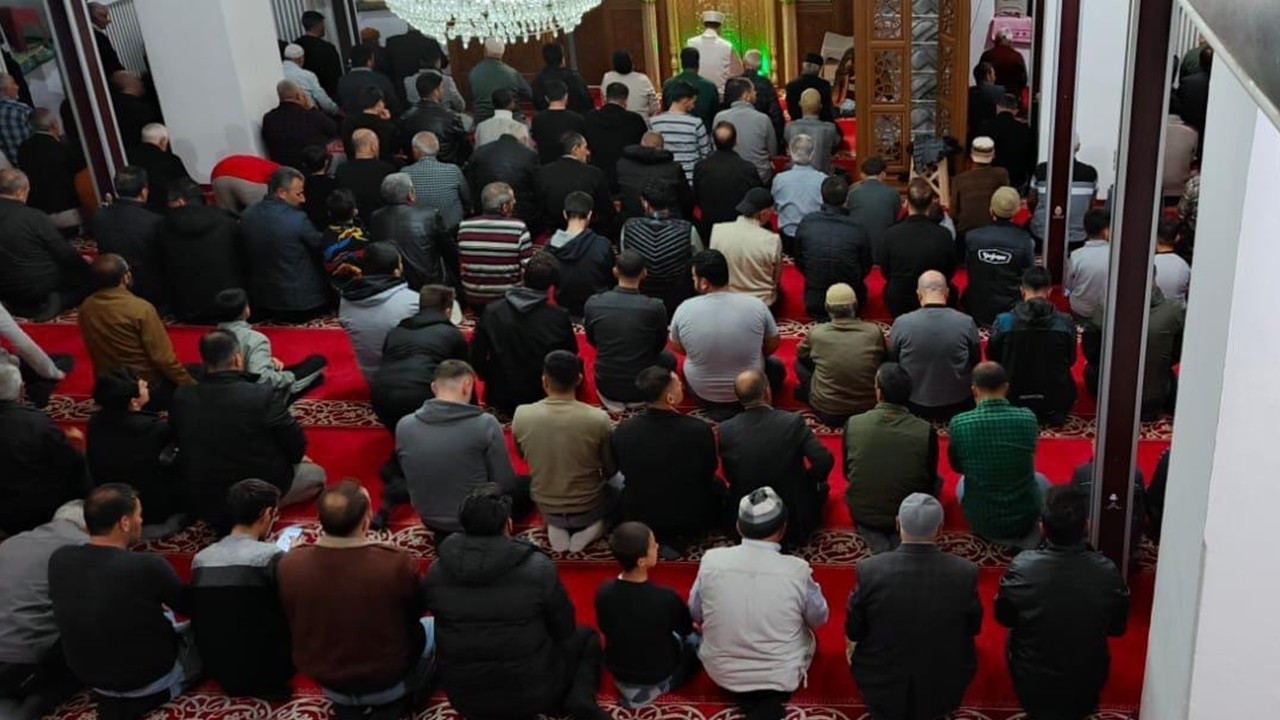 Diyadin’de Kadir Gecesi’nde Camiler Doldu Taştı