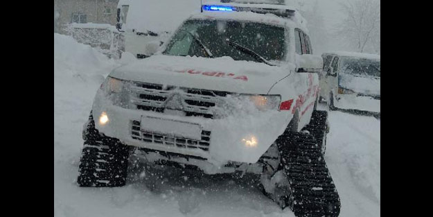 Diyaliz hastaları paletli ambulansla hastaneye götürüldü