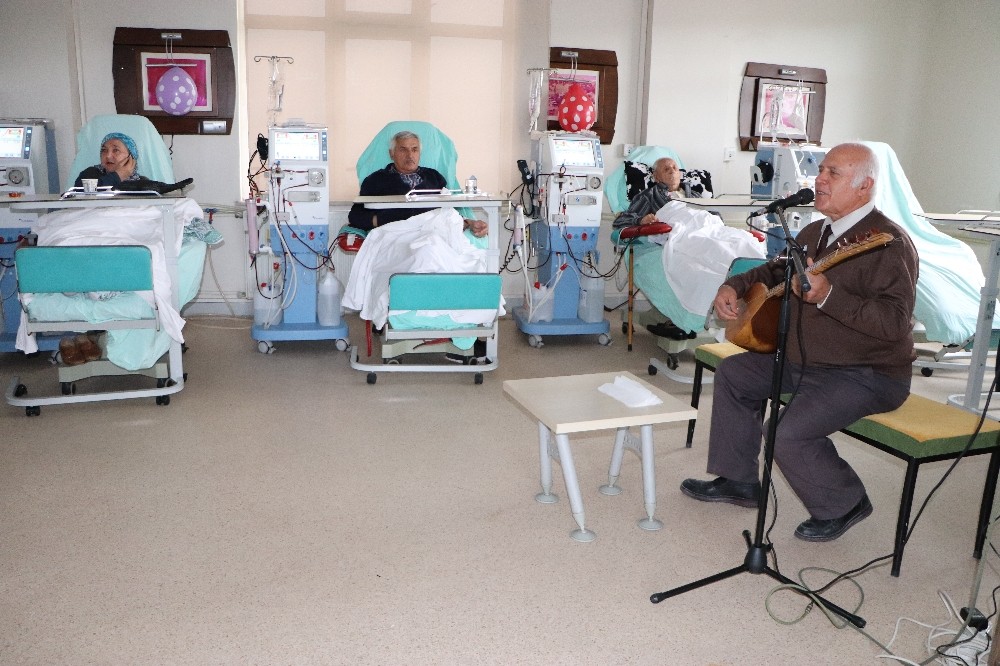 Diyaliz hastaları şarkılarla moral buldu 