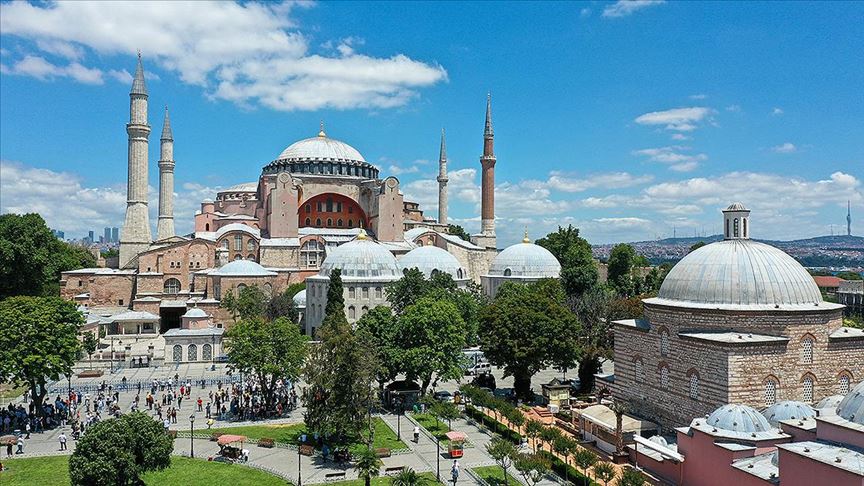 Diyanet: Ayasofya'daki resimler uygun yöntemlerle namaz vakitlerinde perdelenmelidir