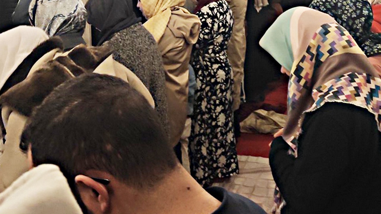 Diyanet bu işe ne diyecek acaba? Türkiye'de kadın-erkek aynı safta namaz kıldı