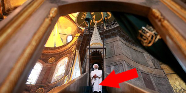 Diyanet İşleri Başkanı Ali Erbaş, bayram namazı hutbesine yine kılıçla çıktı
