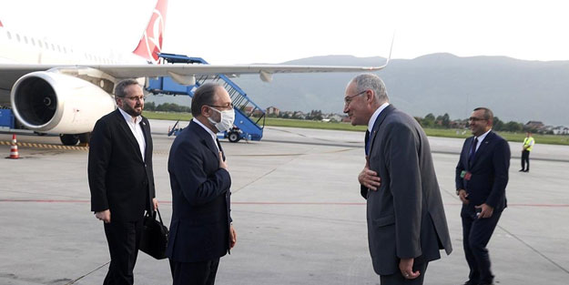 Ali Erbaş 500 yıllık geleneğe göre ezan okudu