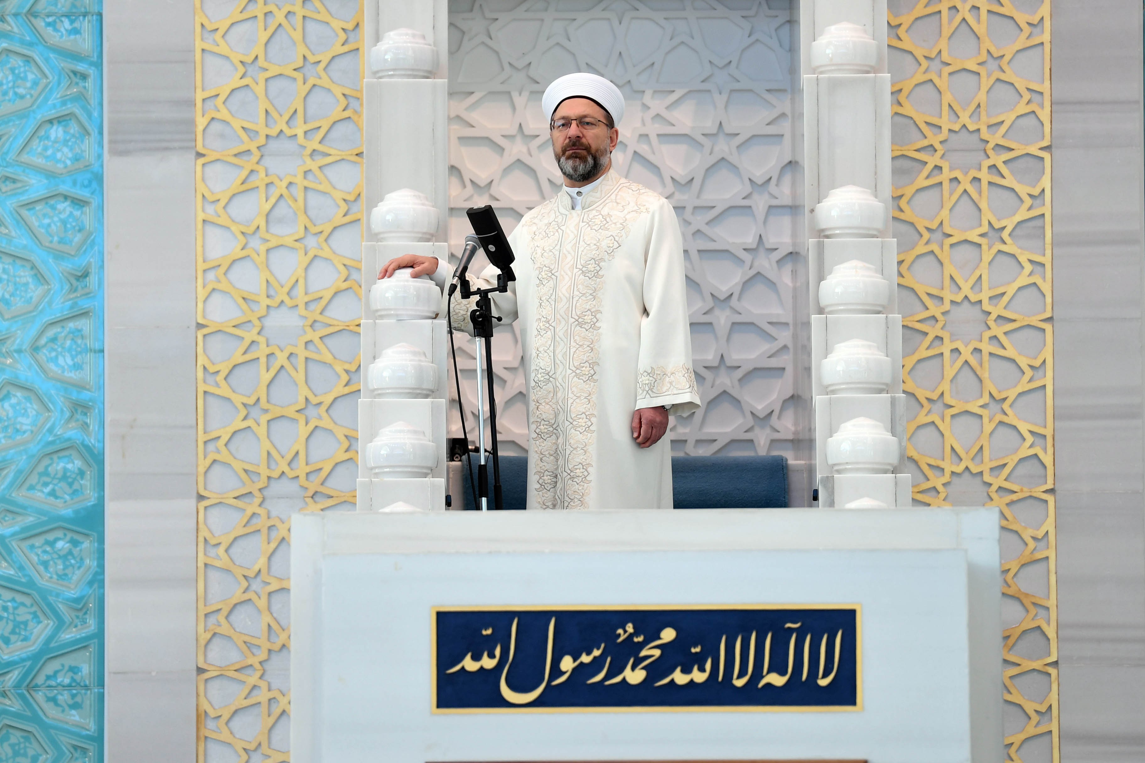 Diyanet İşleri Başkanı Erbaş, Ahmet Hamdi Akseki Camii’nde bayram hutbesi irad etti