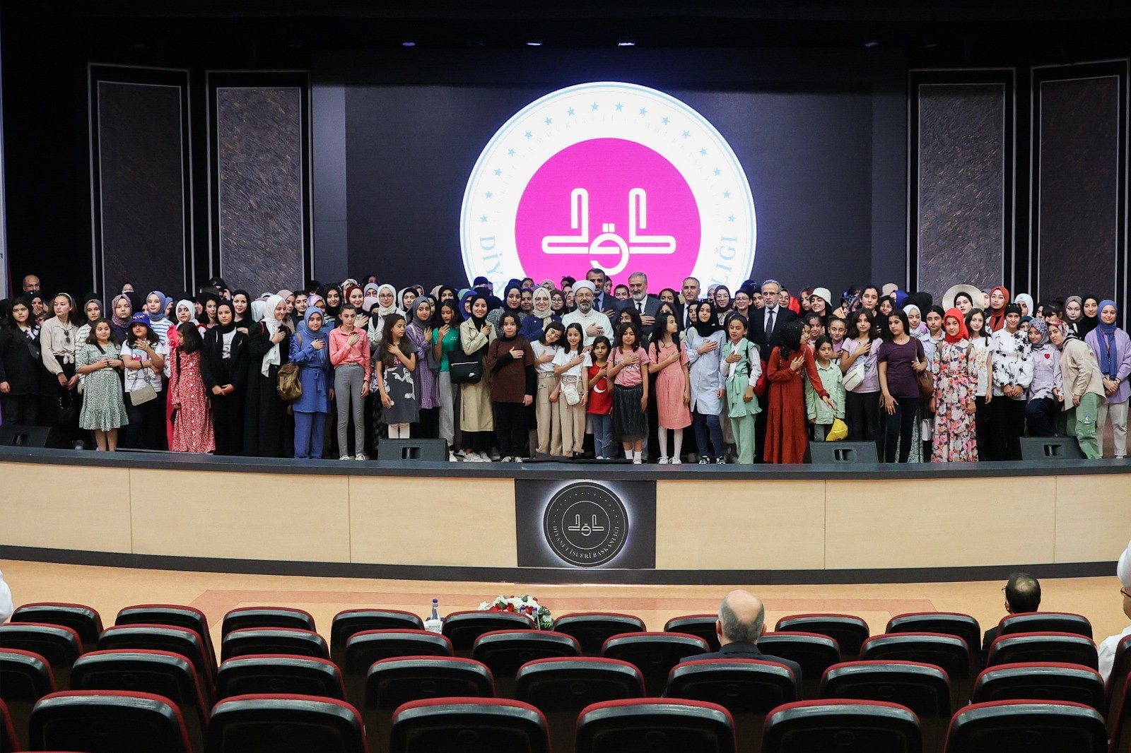 Diyanet İşleri Başkanı Erbaş, depremzede öğrencilerle bir araya geldi