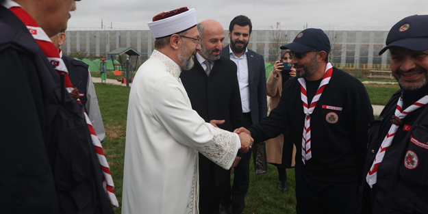 Diyanet İşleri Başkanı Erbaş, Fransa’da izcilik kampının açılışını yaptı